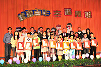 　今年度國小校際歌唱比賽歡喜落幕，副縣長林星寶與全體獲獎選手合影留念。（圖／文：曹重偉）