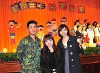 　今年度國小校際歌唱比賽評審團特別邀請到威林音樂藝術學院黃琬淳、鄭詩&#32137;兩位專任教師及在馬服役音樂創作人楊立鈦，鄭詩&#32137;（右）曾上過知名選秀節目「超級星光大道」參加歌手PK賽。（圖／文：曹重偉）