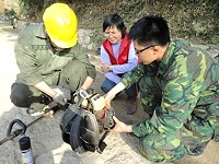 　馬支部南竿聯保廠弟兄主動協助割草機維修，並解說正確的使用及保養方法。（圖／文：陳舒婷）