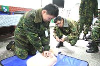 　弟兄們在專員指導下操作心肺復甦術。（圖／文：吳祥瑞）
