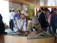 台電公司雲林區營業處員工旅遊抵達東莒,在領隊葉鴻生(前珠山電廠廠長)的領軍下欣賞東莒之美。(圖/文:林冰芳)