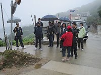 　南竿鄉代會昨天進行鄉政考察第一天，大雨中走訪西區六村，聽取各村民意及基層建設需求。（圖／文：劉秋月）