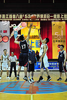 　馬防部指揮官任季男昨晚特別為馬防部對史迪歐一戰開球，他也再次披上18號戰袍上場打球，贏得全場熱情掌聲。（圖／文：曹重偉）