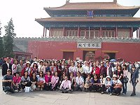 北竿鄉母親節北京六天五夜之遊團員在北京故宮前合影留念。(圖:北竿村長聯誼會提供)