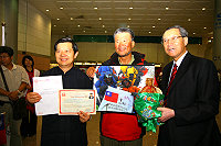 征服世界第八高峰人、神同獲攻頂證書,馬祖之光李小石昨天返抵國門,機場內擠滿接機的馬祖鄉親及友人,更有多家媒體前往採訪。(圖:連江縣政府提供)