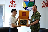 　縣長楊綏生拜訪馬防部新任指揮官任季男，兩人特別就近期馬祖各項事務進行討論，楊綏生邀請軍方參與九月份萬人登山活動，一起共襄盛舉。（圖／文：劉秋月）