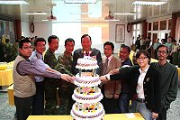 　任指揮官與各界貴賓共同切下蛋糕，慶祝馬防部四十六歲生日。（圖／文：劉敬文）