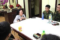 志工媽媽與弟兄相談甚歡,互動良好。(圖/文:王仁杰)
