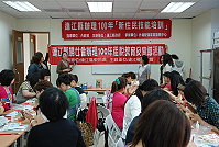 　外籍配偶家庭服務中心前天下午辦理新技能培訓課程，由講師林靜怡指導大家製作蝶古巴特收納盒、萬用袋製作，婦女會則協同辦理租稅教育宣導活動。（圖／文：劉秋月） 