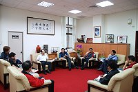 　為衝刺東引夏季旅遊，東引民意代表日前在南竿邀集各家旅行社代表開會，希望透過臺馬輪航報的變更，將可能的交通影響因素降到最低，並說明今夏東引各項活動，讓旅行業者可以提前操作，帶領旅遊團前往東引觀光。（圖／文：劉秋月）