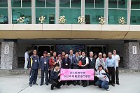 南竿鄉母親節金門參訪團昨天啟程,地區府會致贈程儀。(圖:連江縣政府提供)