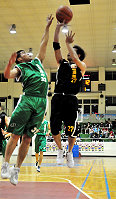 　去年度MVP「野蠻小雞」陳志宏身手不減，擔任控球後衛得心應手，率領福澳眾家帥哥拿下六勝一敗的好成績。（圖／文：曹重偉）