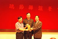 　府會首長代表地方向防區指揮官及三軍提前賀節。（圖：邱竟瑋）