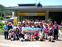　桃園縣馬祖同鄉會昨天舉行南庄生態之旅，近三百名馬祖旅台鄉親大團圓。（圖：桃園縣馬祖同鄉會提供）