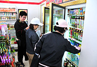 　因應民眾食品衛生安全及健康需求，衛生局秘書曾玉花等人昨起執行南竿全島各商店及賣場稽查，檢查含有受塑化劑污染之產品有否確實下架，縣立醫院也自今天起開設DEHP健康諮詢門診。（圖／文：曹重偉）