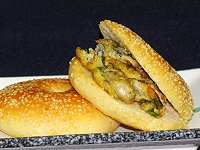 繼光餅在南竿不再是獨門生意,馬港超群麵包店也推出繼光餅,原本只接餐廳訂貨,現在則開始接受鄉親訂購,更多的選擇對消費者而言也是福音。(圖/文:劉秋月)