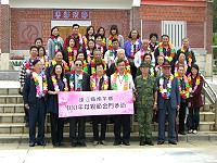 　南竿鄉100年母親節金門政經參訪活動順利結束，甫下金門機場就有阿兵哥列隊歡迎送上花圈，原來金防部政戰主任李智雄也是馬祖鄉親，讓大家倍感親切與溫暖。（圖：南竿鄉公所提供）