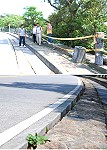 南竿山線出現多處路面龜裂達十公分以上落差的危險道路,議員曹爾章昨天偕同工務局前往會勘,要求儘速完成修復,避免機車用路人發生危險。(圖/文:劉秋月)