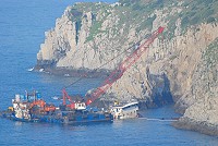 　在西引島清水澳觸礁擱淺的長海26號，打撈工程已經展開。（圖／文：陳其敏）