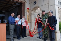 　連江縣文化資產中心籌備處昨天由縣長楊綏生、監委黃煌雄、指揮官任季男及文資總處代表等人，共同完成揭牌儀式，未來專責馬祖文化資產推動工作。（圖／文：劉秋月）