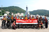 　鐵馬家族「福京縱騎三期」成員完成2500公里福州到北京的全程自行車挑戰，昨天經由小三通返抵國門，總領隊黃進寶帶領成員在人定勝天前合影，也表示一定會再來。（圖／文：劉秋月）