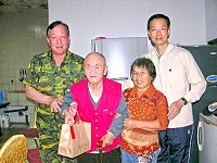 　指揮官任將軍與政戰主任吳將軍與榮民榮眷合影，並致贈端節禮品，互祝佳節愉快。（圖／文：吳祥瑞）