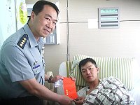 　政戰副主任王上校日前代表指揮官探視捐肝救父的林錦瑜，表揚其孝行，並囑其安心休養。（圖／文：劉敬文）