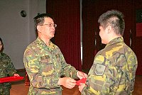 　劉指揮官於5月份月會頒發獎勵予優秀官兵。（圖／文：林仁熙）