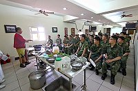 地方鄉親仔細解說料理步驟,弟兄均專心聽講。(圖/文:鄭尹翔)
