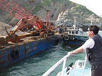 　縣議員張永江搭乘海巡艇前往西引島清水澳了解長海26號貨輪打撈進度 。 （圖：東引海巡分隊提供）