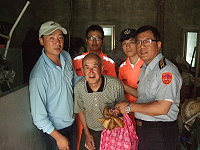 岸巡馬祖大隊端節探視獨居榮民及孤困家庭,並送上應景肉粽及生活物資。(圖:馬祖岸巡大隊提供)