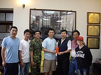 東引鄉東湧社區發展協會致贈加菜金給駐軍弟兄,祝賀端節快樂。(圖:東湧社區發展協會提供)