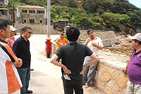 　仁愛村污水處理場設置問題，縣府工務局與議員及社區居民會勘。（圖／文：邱竟瑋）