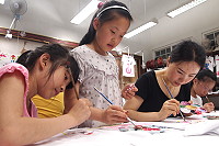 　連江縣婦女會在東引辦理彩繪T恤研習活動，吸引許多親子共同參加。（圖／文：陳其敏）