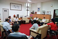 　南竿鄉獅子市場多位攤販代表，昨天前往議會陳情，表示六月一日開始的臺馬輪航報，讓南竿生鮮食品的上市產生不便與損失，要求至少兩天要有一天先馬後東。（圖／文：劉秋月）