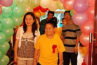 仁愛國小99學年度畢業典禮昨天舉行,4名畢業生在家長陪同下穿越拱門。(圖/文:邱竟瑋)