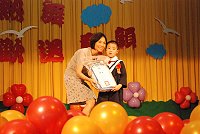 介壽附幼舉行99學年度畢業典禮,小小畢業生有模有樣,獲得師長一致掌聲。(圖/文:邱竟瑋)