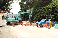 福澳運動場往候船大樓方向實施配電工程,進行工地交通管制,僅維持單線通車。圖為司令台至候船大樓這一側的道路。(圖/文:邱竟瑋)