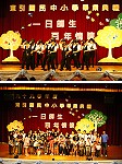 東引國中小學生精采的表演博得滿堂彩。畢業生與老師、家長一同合照,離情依依,場面感人溫馨。(圖/文:鄭尹翔)