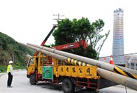 　清水往珠螺道路及珠山電廠周遭完成配電線路地下化工程，台電工程車正載走已經拆除的電線桿，讓沿途景觀更一覽無遺。（圖／文：劉秋月）