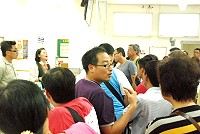 昨天下午5點多南竿機場再度關場,大批旅客在櫃台前詢問,決定轉往北竿搭機,地區的旅遊關懷同盟正好派上用場。(圖/文:邱竟瑋)