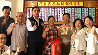 　移民署副署長何榮村特別前往南竿山隴地區走訪越南籍新移民家庭劉月娥之夫劉宜金，並對夫妻倆人相互扶持表示感動，場面相當溫馨。（圖／文：曹重偉）