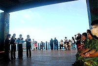 　東引安東坑道響起悠揚木笛聲，與黑尾鷗共譜美妙天籟。（圖／文：陳其敏）