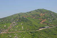 　東引世尾山闢建新步道，遊客進出東湧燈塔，沿路更具可看性。（圖／文：陳其敏）