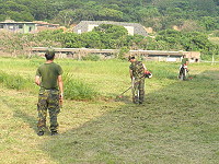 　國軍弟兄熱情付出義務協助東莒國小清理後操場。（圖：東莒國小提供）