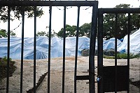 　仁愛電池山廢土運台稀釋工程昨天流標，第二階段開標時間訂於7月7日，縣府與軍方先在現場以防水帆布處理。（圖／文：邱竟瑋）