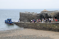 　橋仔碼頭每年約有一萬人次進出，漁民、遊客出入安全改善問題受到重視。（圖／文：陳鵬雄）