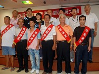 　100年漁民節慶祝活動移至東引鄉舉行，模範漁民與副縣長林星寶等貴賓合影。（圖／文：陳其敏）