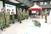 　政戰主任吳將軍於戰鬥營營區內，舉行心肺復甦術教官試講、試教課程，驗收培訓認證後教學成果。（圖／文：朱育琳）