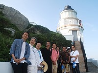 　亮軒、林文義等藝文界人士參觀東引古蹟燈塔。（圖／文：陳其敏）